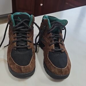 L.A. Gear Brown and Black Athletic Shoes/Men's 4 1/2 is equal to a women's 6 1/2